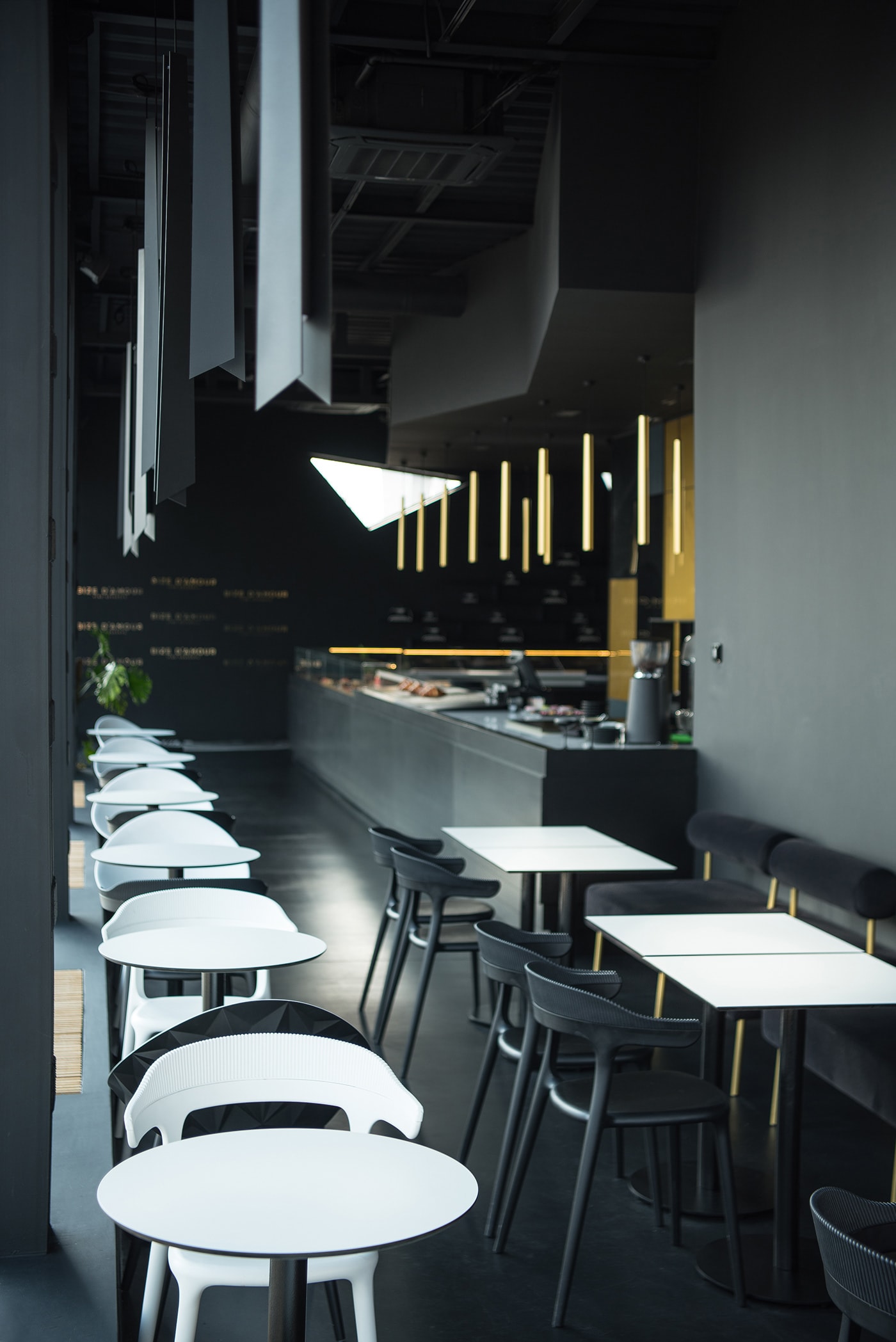 烏克蘭高級(jí)蛋糕店（餐飲）室內(nèi)設(shè)計(jì)案例，餐飲空間設(shè)計(jì)，餐飲家具設(shè)計(jì)，深圳空間設(shè)計(jì)，左右格局