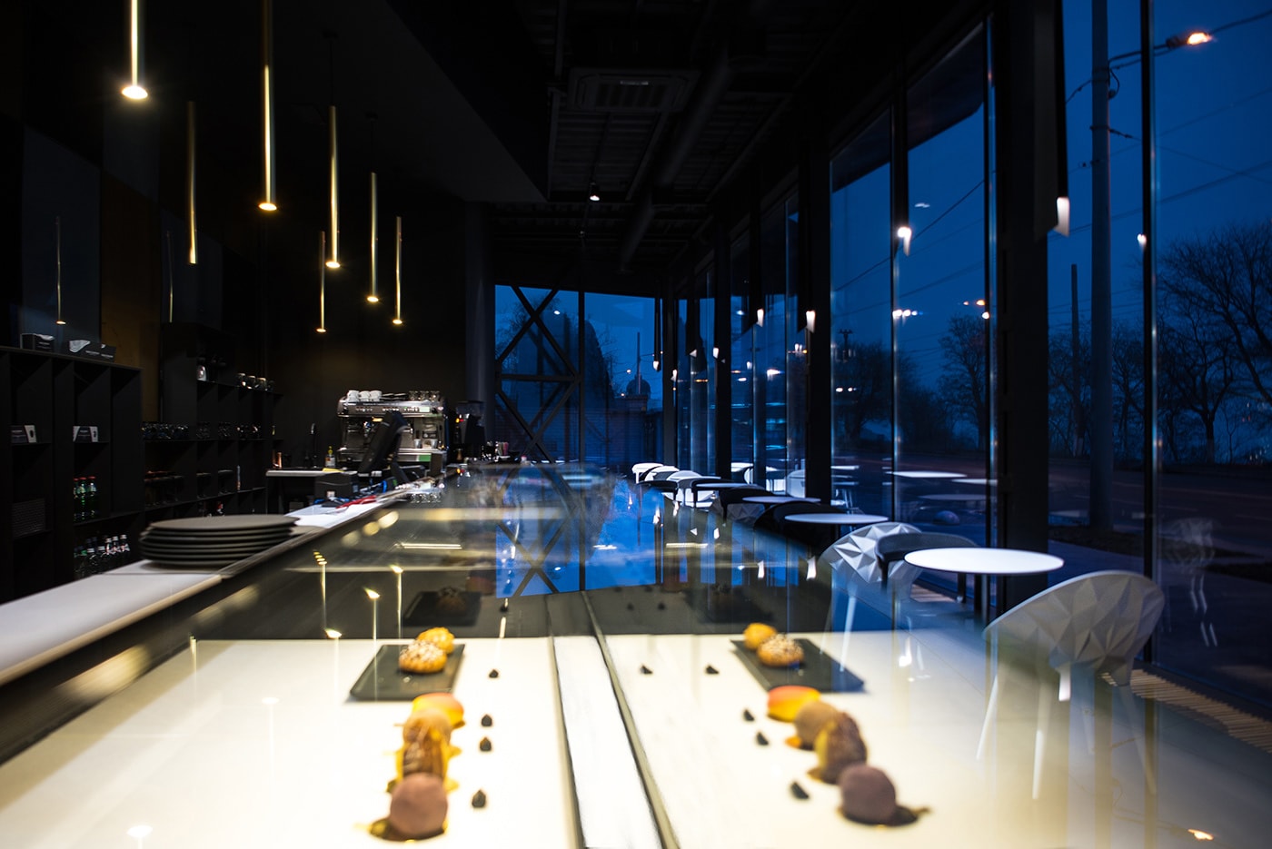 烏克蘭高級(jí)蛋糕店（餐飲）室內(nèi)設(shè)計(jì)案例，餐飲空間設(shè)計(jì)，餐飲家具設(shè)計(jì)，深圳空間設(shè)計(jì)，左右格局
